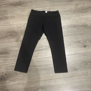 Black cropped ivivva leggings